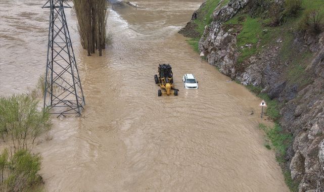 Dere taştı, yollar su altında kaldı
