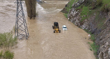 Dere taştı, yollar su altında kaldı