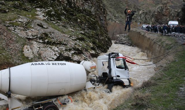Dereye düşen beton mikserinin sürücüsünün cansız bedenine ulaşıldı
