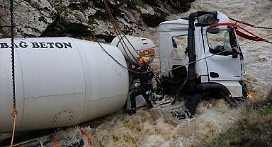 Dereye düşen beton mikserinin sürücüsünün cansız bedenine ulaşıldı