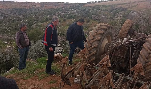 Devrilen traktörün altında can verdi!