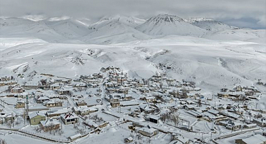 Doğu'da mevsimler şaştı: Nisan'da karla mücadele