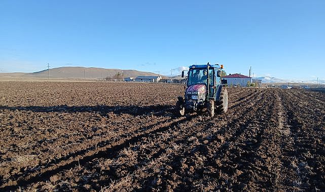 Ekin sezonu başladı! Çiftçiler tarlaya indi