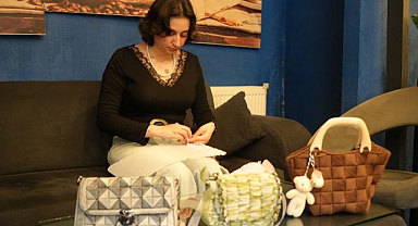 El emeği çantalarla eğitimine destek oluyor