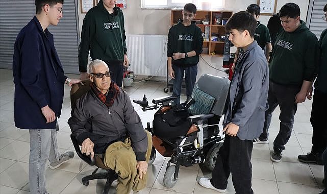 Engellilerin akülü araçlarını ücretsiz onarıyorlar