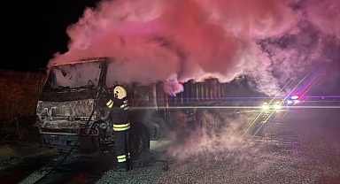 Erzurum'da alev alan kamyon kullanılamaz hale geldi