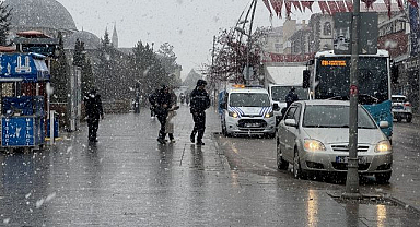 Erzurum'da baharda kar yağışı