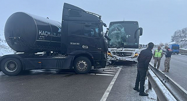Erzurum'da feci kaza! 2 yolcu otobüsü ile 2 tır birbirine girdi