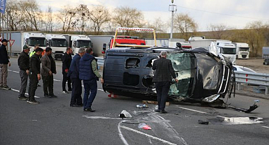 Erzurum'da hafif ticari araç otomobile çarpıştı 