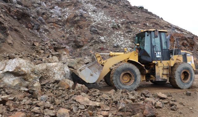 Erzurum’da heyelan yolu kapattı
