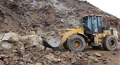 Erzurum’da heyelan yolu kapattı