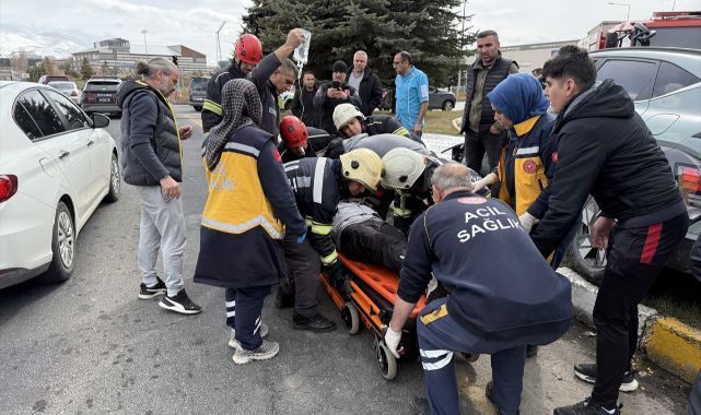 Erzurum'da aracı ile refüje çıkan sürücü camı kırılarak çıkarıldı
