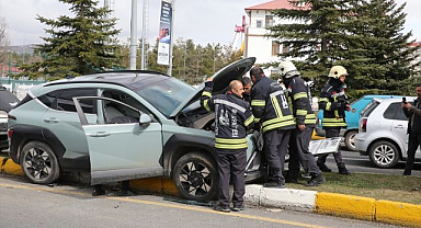 Erzurum'da aracı ile refüje çıkan sürücü camı kırılarak çıkarıldı