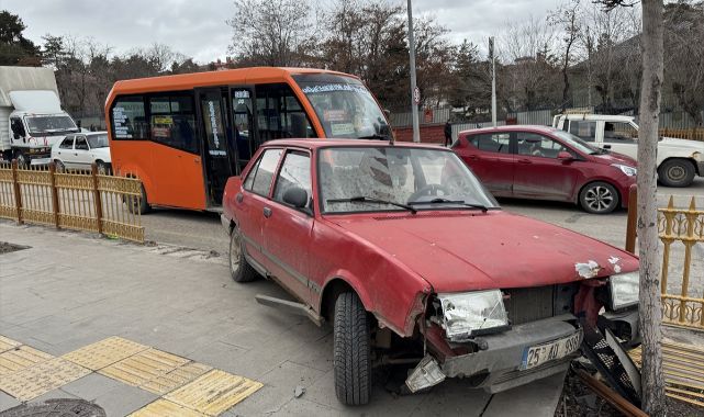 Erzurum'da otomobil minibüsten inen yolculara çarptı! 5 yaralı