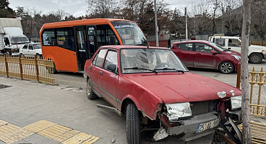 Erzurum'da otomobil minibüsten inen yolculara çarptı! 5 yaralı