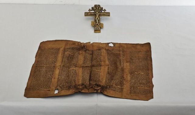 Erzurum'da parşömen ve bronz haç ele geçirildi