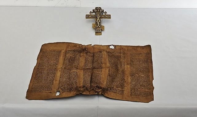 Erzurum'da parşömen ve bronz haç ele geçirildi