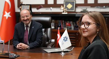 Erzurum’da üniversiteli Gizem, Rektör Çakmak’ın bir günlük mesaisine eşlik etti