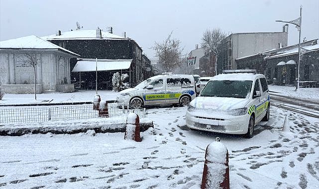 Erzurum'da  yoğun kar yağışı hayatı olumsuz etkiledi