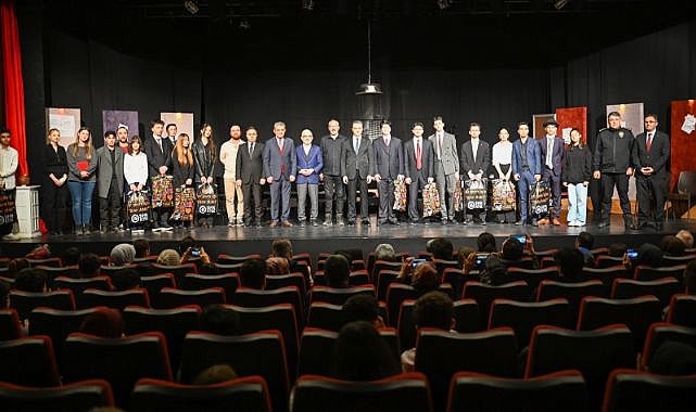 Erzurum lisesi öğrencilerinden “12 öfkeli adam” gösterimi büyük beğeni topladı