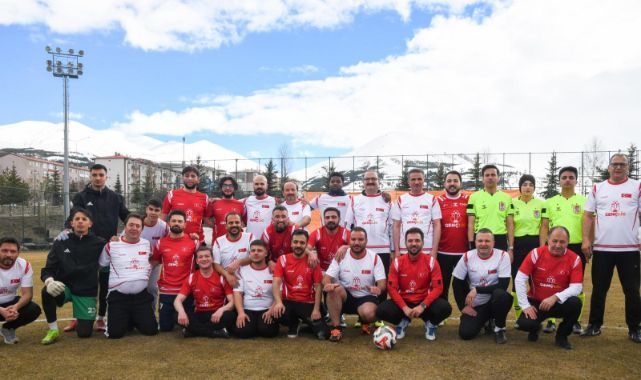 Erzurum Valisi yeşil sahada  Protokolle maç 