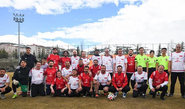 Erzurum Valisi yeşil sahada  Protokolle maç