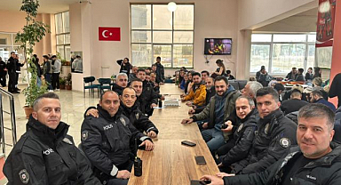 ETÜ’lü gençlerden polislere anlamlı sürpriz   