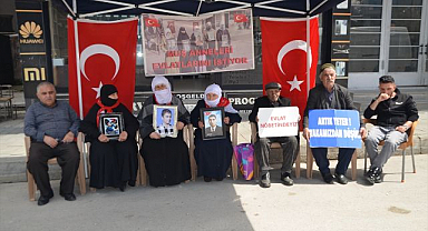 Acılı ailelerin evlat nöbeti sürüyor