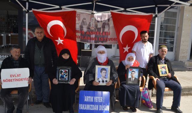 Evlatlarına kavuşmak için bekliyorlar