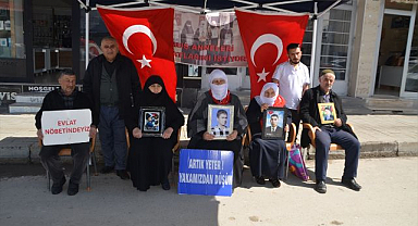 Evlatlarına kavuşmak için bekliyorlar