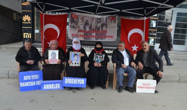 Evlatlarına kavuşmak için bekliyorlar