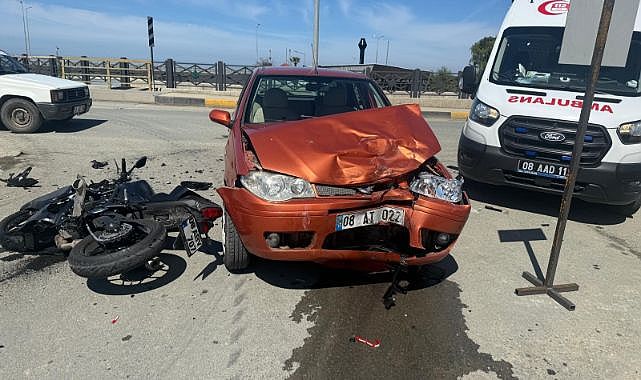 Feci kaza can aldı! motosikletle otomobil çarpıştı