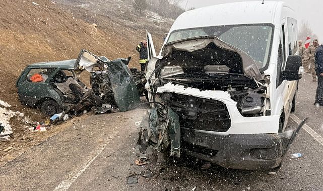 Feci kaza servis ile otomobil çarpıştı: 1 Ölü, 10 Yaralı