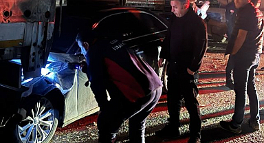 Feci kaza: TIR otomobili kağıt gibi ezdi