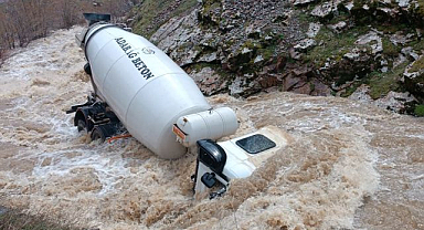 Feci kazada beton mikseri dereye Uçtu, Sürücü kayıp