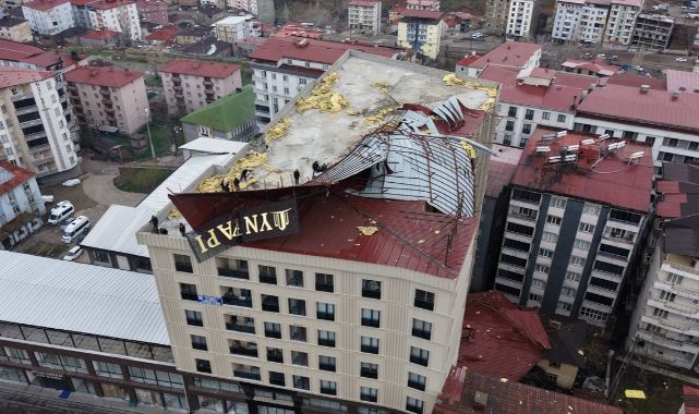 Fırtına nedeniyle bir binanın çatısı uçtu
