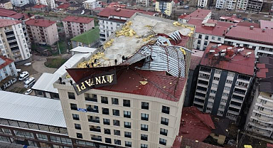 Fırtına nedeniyle bir binanın çatısı uçtu