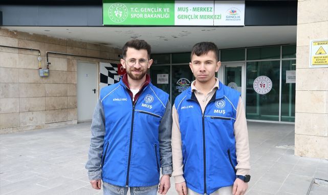 Özel gereksinimli kardeşler hayata sıkı sıkıya tutundu