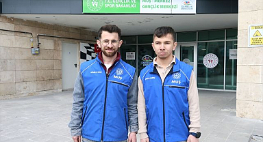 Özel gereksinimli kardeşler hayata sıkı sıkıya tutundu