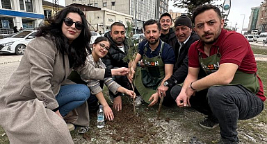 Girişimci kadın çevre için fidan dikti