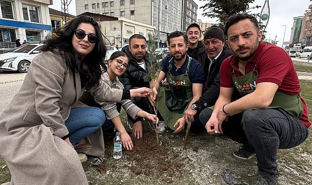 Girişimci kadın çevre için fidan dikti