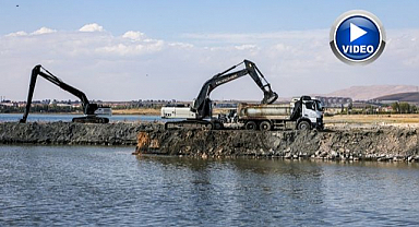 Göldeki dip çamuru temizlendi