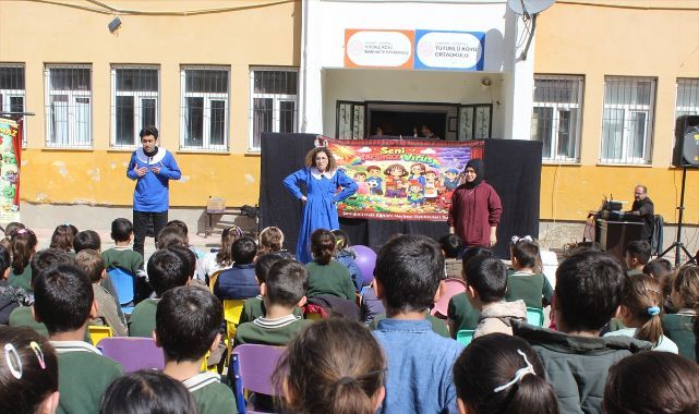 Tiyatroyu çocukların ayağına getirdiler