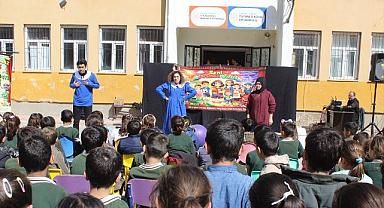 Tiyatroyu çocukların ayağına getirdiler