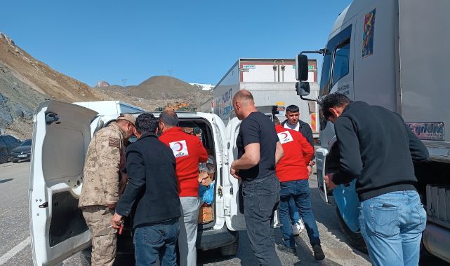 Heyelan bölgesinde mahsur kalanlara Kızılay yardımı
