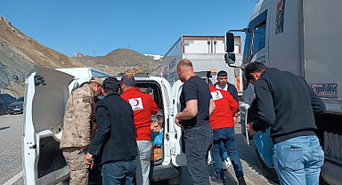 Heyelan bölgesinde mahsur kalanlara Kızılay yardımı