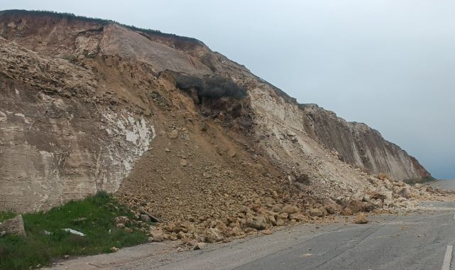 Heyelan hayatı felç etti! Üniversitenin yolu ulaşıma kapandı   