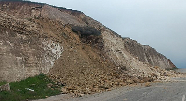 Heyelan hayatı felç etti! Üniversitenin yolu ulaşıma kapandı   