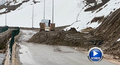 Heyelan yolu kapadı!