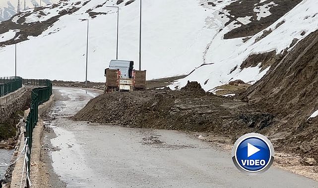 Heyelan yolu kapadı!